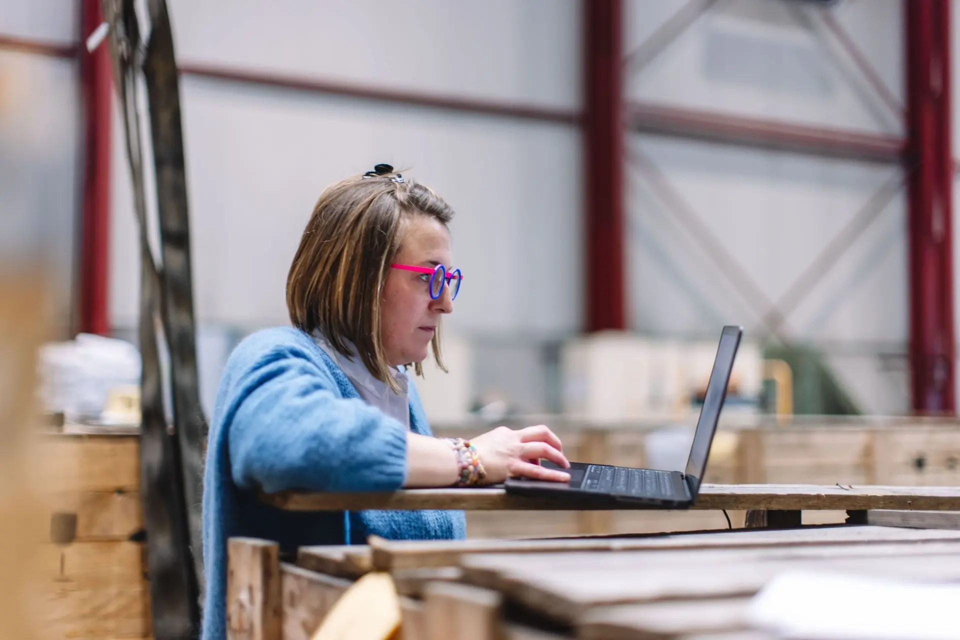 Stéphanie Bertini, CEO de Gab Plus, en visite d’atelier sidérurgique pour un projet de digitalisation Odoo